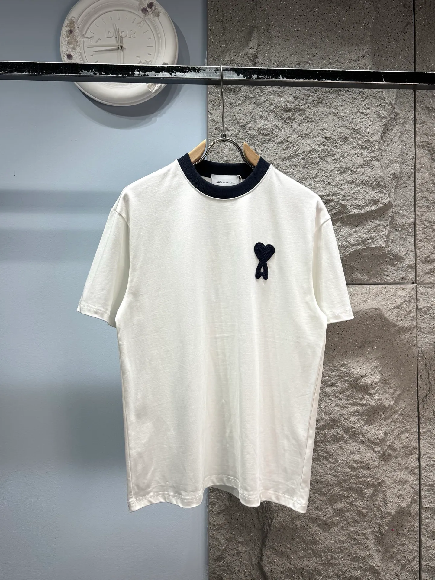 AMI* love logo💗‼ ️Short-sleeved T-shirt® 🖤Ami Paris's short-sleeved T-shirt is made of 280g pure cotton fabric, soft and skin-friendly, and super comfortable for daily wear! Contrast color love embroidery on the chest + contrasting color collar, simple and detailed. Loose fit, Same Style for men and women, can be worn alone or layered, easy to create a relaxed look ~ ⚠️Washing method: It is recommended to dry clean or wrap the reverse side of the laundry bag and quickly machine wash in cold water and dry naturally ⚠️ 𝐒𝐈𝐙𝐄：S-XXL